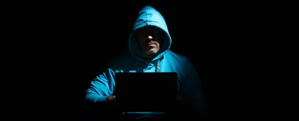 Pirate devant son ordinateur